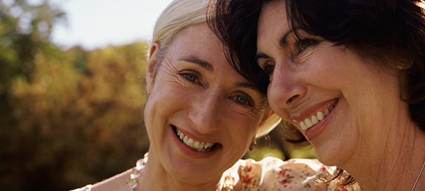 Photo close up of two smiling women